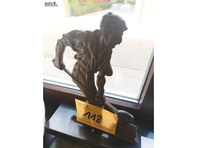 Lot 118 - kwispedoor en beeld op marmer - afbeelding 3 van  3