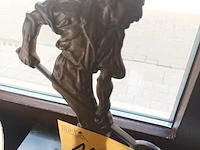 Lot 118 - kwispedoor en beeld op marmer - afbeelding 3 van  3