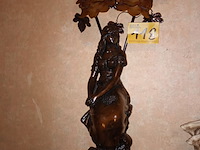 Lot 118 - lampadaire zittende vrouw - afbeelding 1 van  3