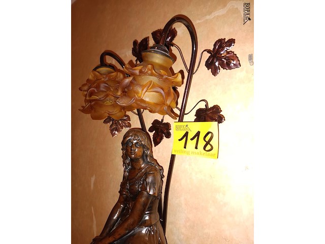 Lot 118 - lampadaire zittende vrouw - afbeelding 2 van  3