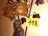 Lot 118 - lampadaire zittende vrouw - afbeelding 2 van  3