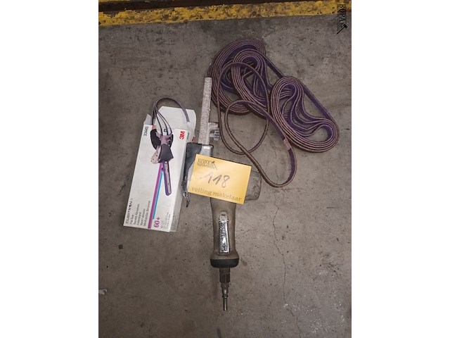 Lot 118 - pneumatische bandschuurmachine - afbeelding 1 van  3