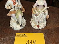 Lot 118 - porceleinen beelden, 2 stuks - afbeelding 1 van  3