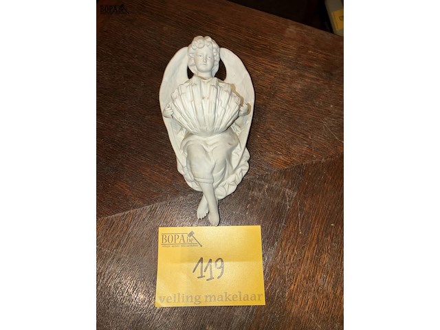 Lot 119 - engelenbeeld wijwatervat, biscuit - afbeelding 1 van  3