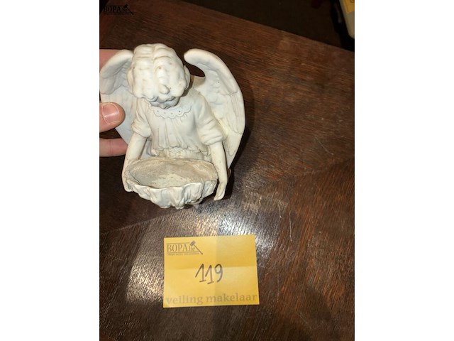 Lot 119 - engelenbeeld wijwatervat, biscuit - afbeelding 2 van  3