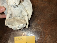 Lot 119 - engelenbeeld wijwatervat, biscuit - afbeelding 2 van  3