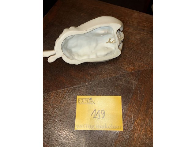 Lot 119 - engelenbeeld wijwatervat, biscuit - afbeelding 3 van  3