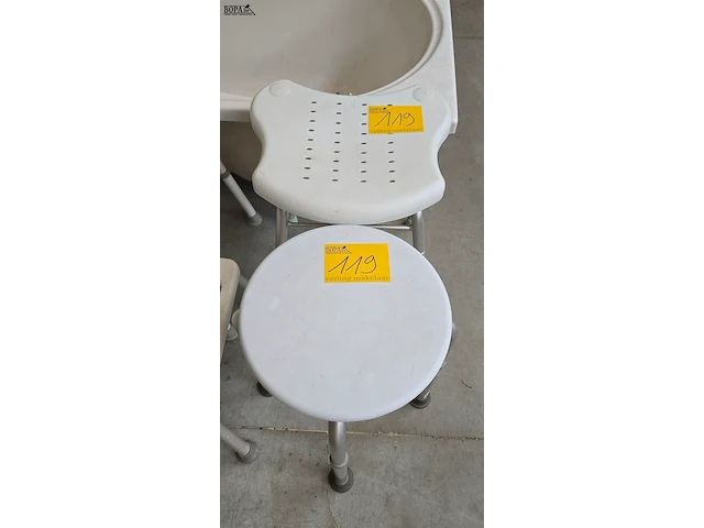 Lot 119 - hoogte verstelbare douche krukken 2 stuks - afbeelding 1 van  2