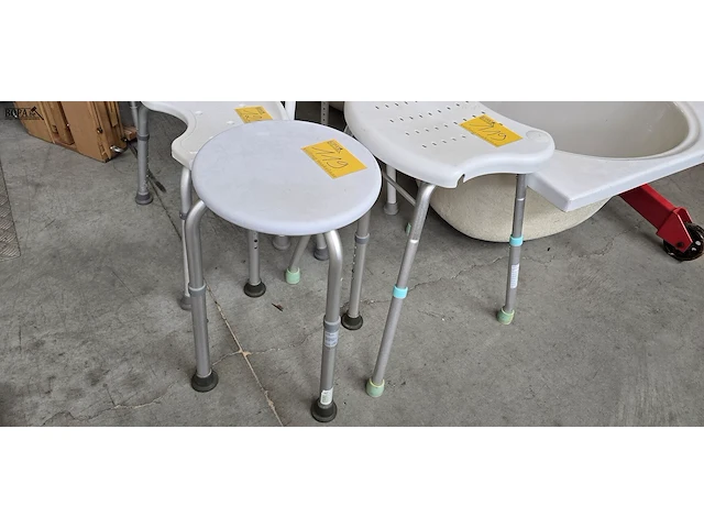 Lot 119 - hoogte verstelbare douche krukken 2 stuks - afbeelding 2 van  2