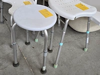 Lot 119 - hoogte verstelbare douche krukken 2 stuks - afbeelding 2 van  2