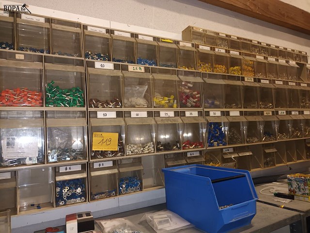 Lot 119 - sorteerbakken met materiaal - afbeelding 1 van  3