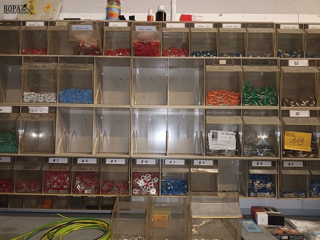 Lot 119 - sorteerbakken met materiaal - afbeelding 2 van  3