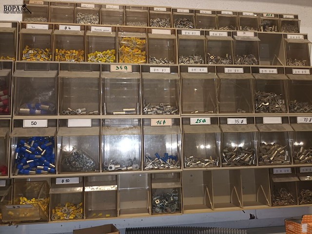 Lot 119 - sorteerbakken met materiaal - afbeelding 3 van  3