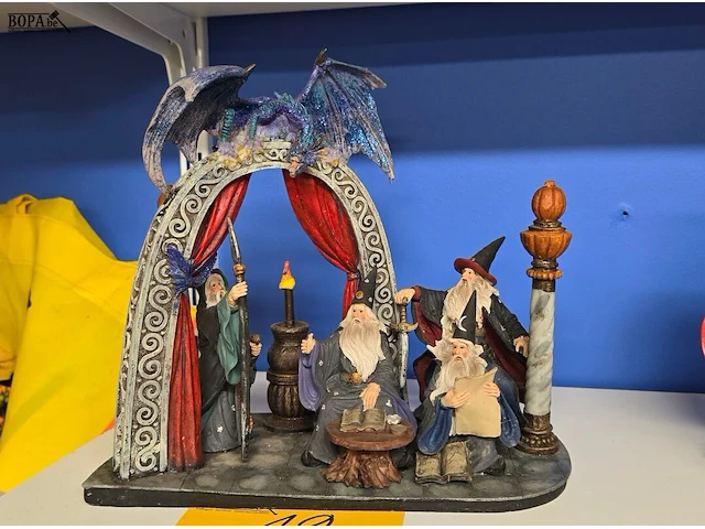 Lot 12 - beeld met tovenaars en draak - afbeelding 1 van  6