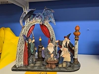 Lot 12 - beeld met tovenaars en draak - afbeelding 1 van  6