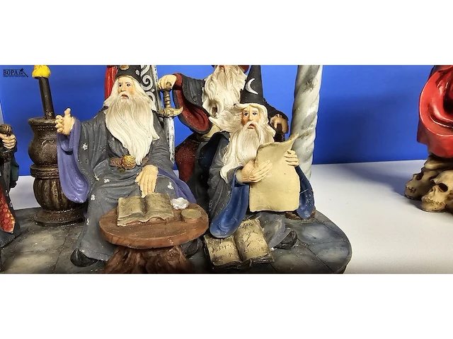Lot 12 - beeld met tovenaars en draak - afbeelding 2 van  6