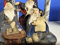 Lot 12 - beeld met tovenaars en draak - afbeelding 2 van  6