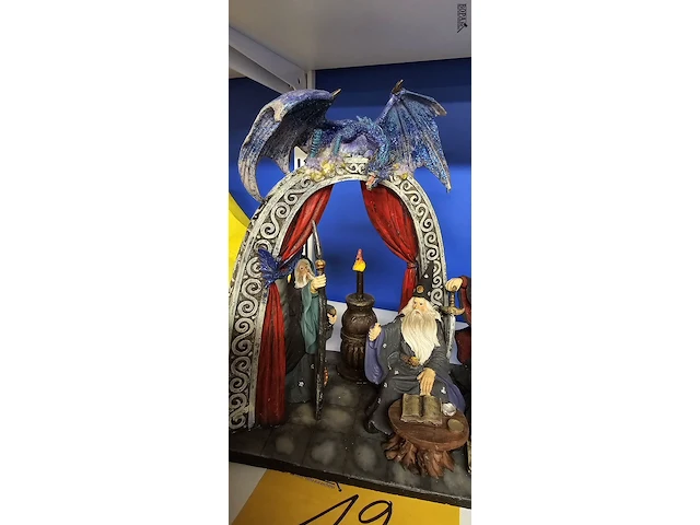Lot 12 - beeld met tovenaars en draak - afbeelding 3 van  6