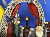 Lot 12 - beeld met tovenaars en draak - afbeelding 3 van  6