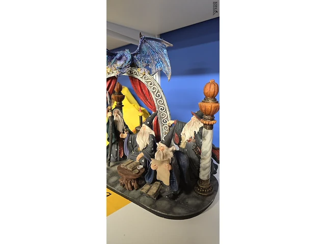 Lot 12 - beeld met tovenaars en draak - afbeelding 4 van  6