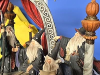Lot 12 - beeld met tovenaars en draak - afbeelding 4 van  6