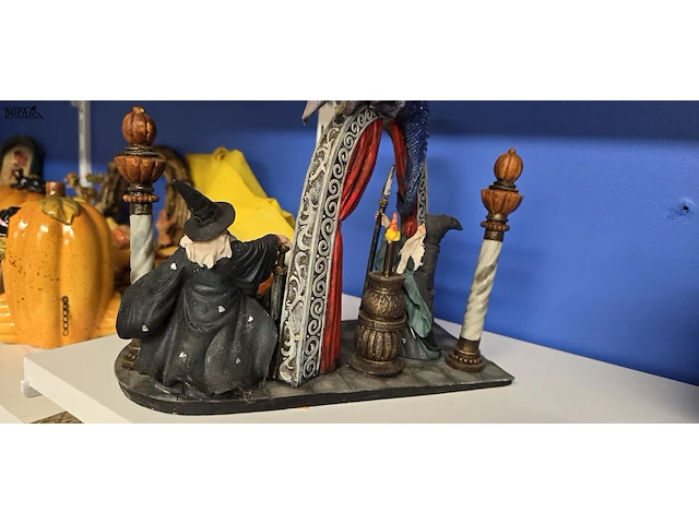 Lot 12 - beeld met tovenaars en draak - afbeelding 5 van  6