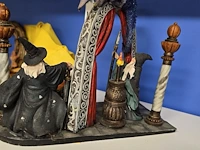 Lot 12 - beeld met tovenaars en draak - afbeelding 5 van  6