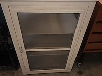 Lot 12 - bewaarkast met vliegengaas - afbeelding 2 van  4