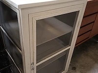 Lot 12 - bewaarkast met vliegengaas - afbeelding 4 van  4