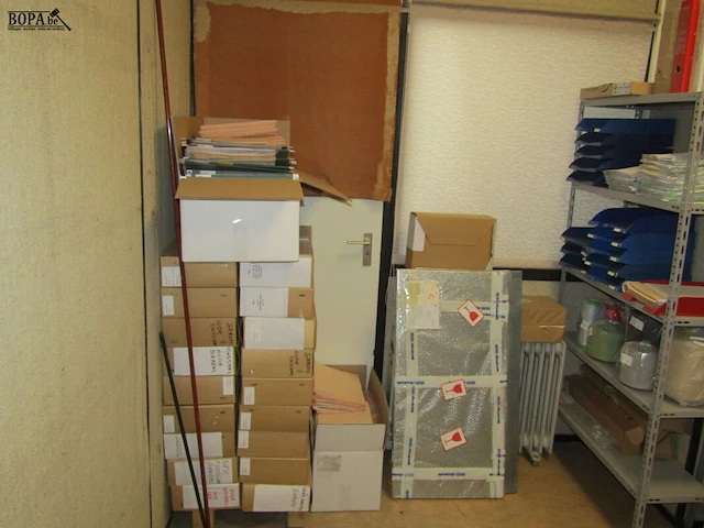 Lot 12 - domino rekken met inhoud. 5 stuks - afbeelding 5 van  5