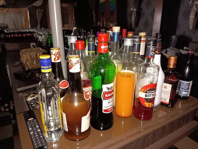 Lot 12 - geopende sterke dranken - 45 flessen - afbeelding 2 van  3