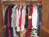 Lot 12 - kledij, sjaals en schoenen. inhoud kast - afbeelding 1 van  5