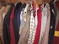Lot 12 - kledij, sjaals en schoenen. inhoud kast - afbeelding 3 van  5