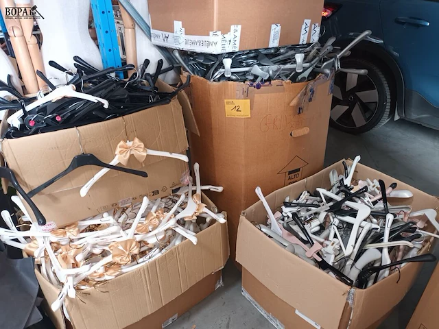 Lot 12 - kleerhangers. 5 dozen - afbeelding 1 van  4