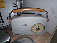 Lot 12 - klok, radio, clock radio’s. 4 stuks - afbeelding 2 van  4