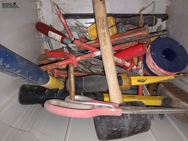 Lot 12 - lot handgereedschap in koffer - afbeelding 2 van  2