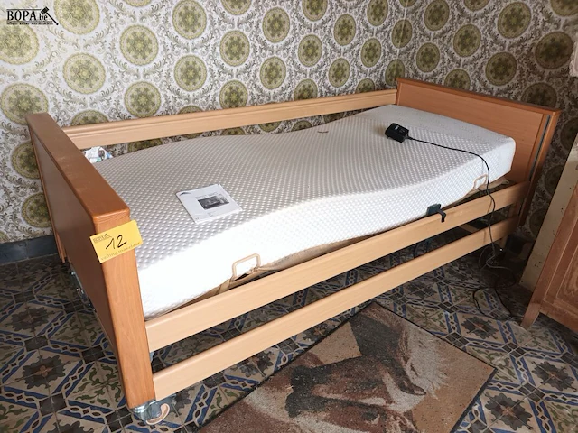 Lot 12 - nursing bed burmeier - afbeelding 1 van  4