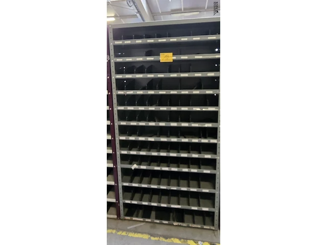 Lot 12 - open metalen kast met 12 legplanken en vakjes - afbeelding 1 van  1