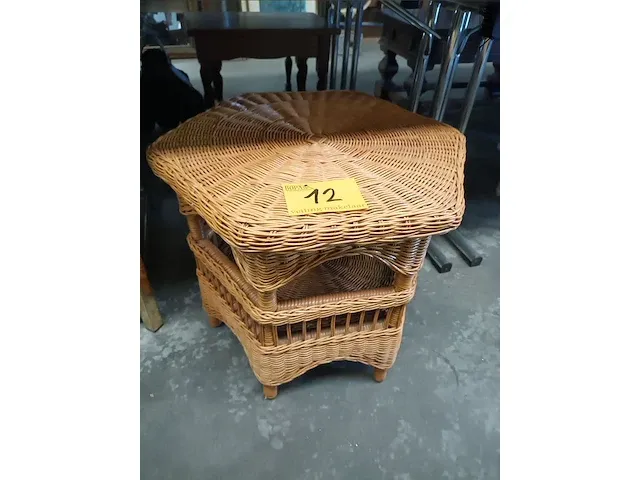 Lot 12 - rieten bijzettafeltje - afbeelding 1 van  3