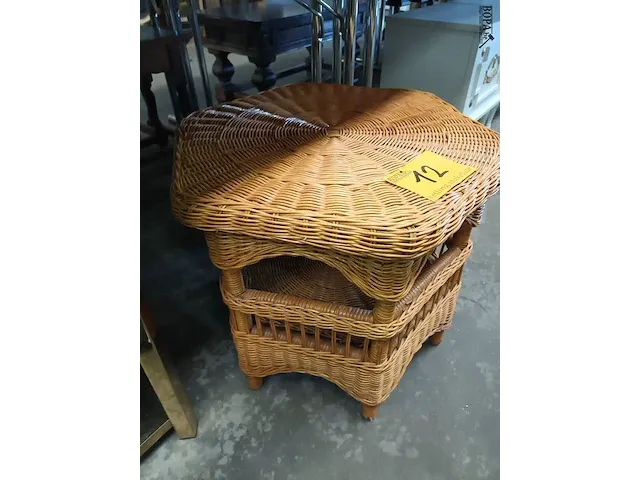 Lot 12 - rieten bijzettafeltje - afbeelding 2 van  3
