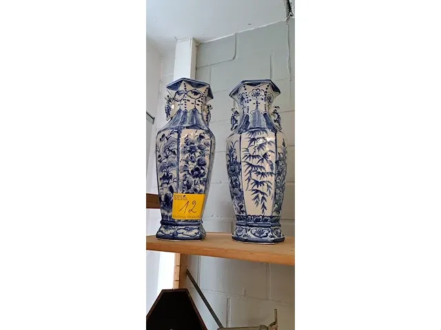 Lot 12 - set van 2 wit/blauwe vazen - afbeelding 1 van  3