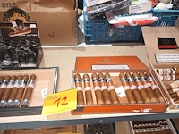 Lot 12 - sigaren en sigaren knippers - afbeelding 1 van  5