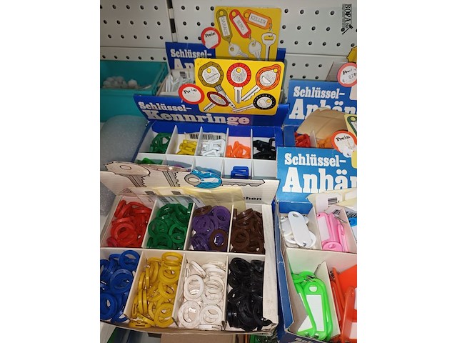 Lot 12 - sleutelhangers en sleutelringen - afbeelding 4 van  4