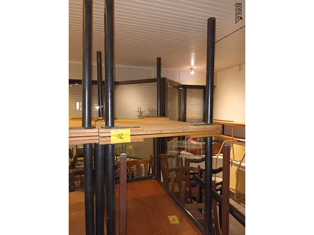 Lot 12 - tafel met ronde poten. 5 stuks - afbeelding 1 van  3