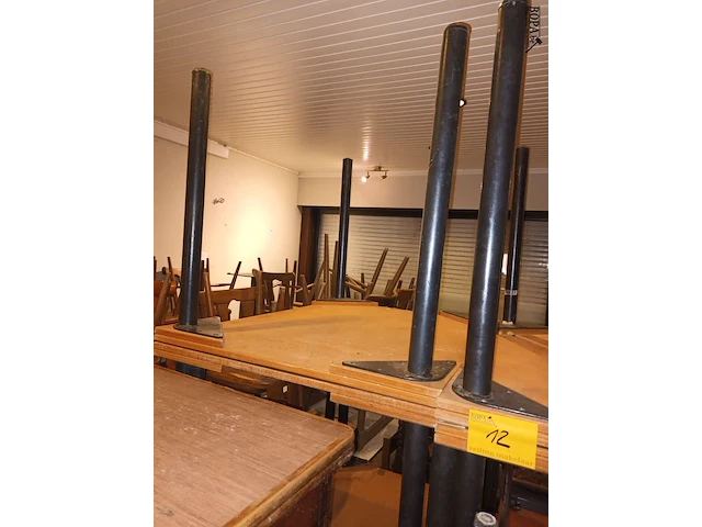 Lot 12 - tafel met ronde poten. 5 stuks - afbeelding 2 van  3
