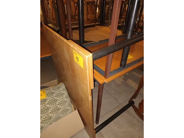 Lot 12 - tafel met ronde poten. 5 stuks - afbeelding 3 van  3