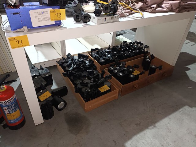 Lot 12 - tafel - afbeelding 1 van  2