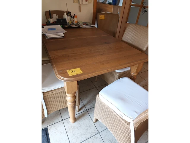 Lot 12 - uitschuifbare houten tafel - afbeelding 1 van  4