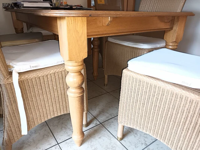 Lot 12 - uitschuifbare houten tafel - afbeelding 2 van  4