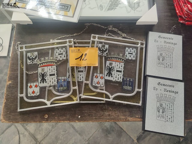 Lot 12 - wapenschild glasraampjes en bordjes - 5 stuks - afbeelding 1 van  3